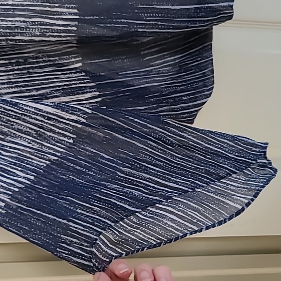 Alfani navy/white sheer ombre top w cami. Sheer winged sleeve,ruched waist P/M. - Picture 3 of 9